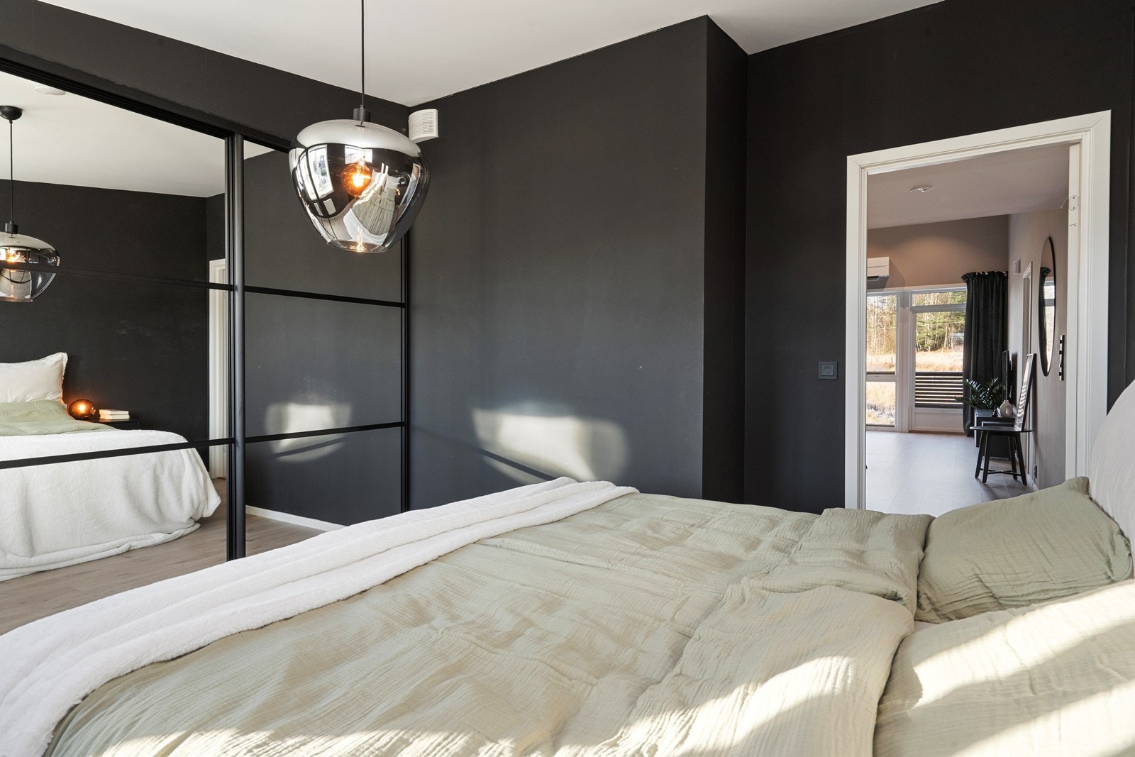 Fra soverommet er det direkte tilgang til stuen, som skaper en god flyt i boligen. Galleribilde