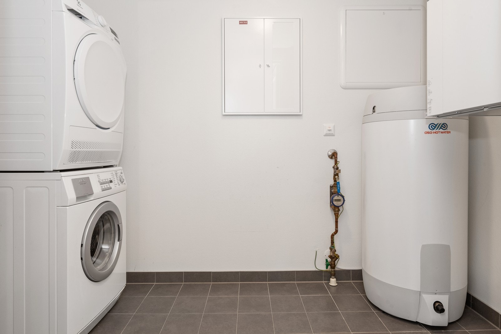 Leiligheten har et praktisk, separat vaskerom med opplegg for vaskemaskin og tørketrommel. Galleribilde