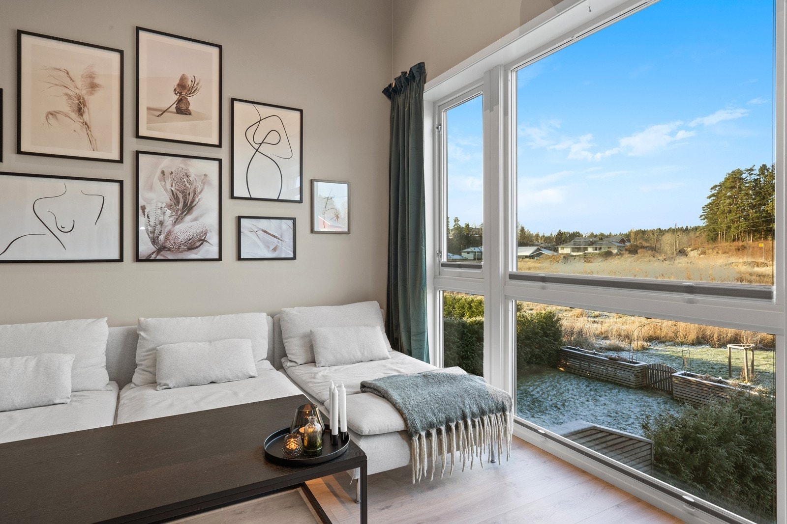 Store vindusflater slipper inn rikelig med dagslys og gir utsyn mot grønne omgivelser. Galleribilde