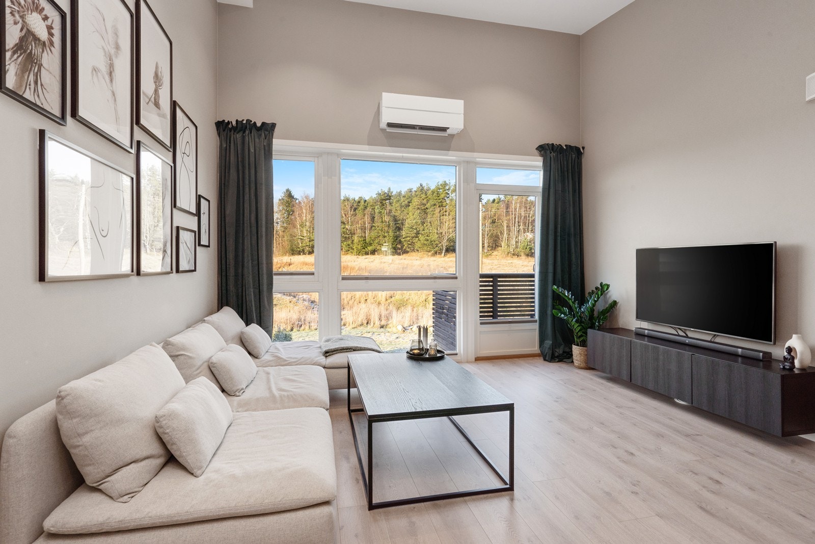 Stuedelen har god plass til en sofagruppe, og en varmepumpe sørger for effektiv oppvarming. Galleribilde