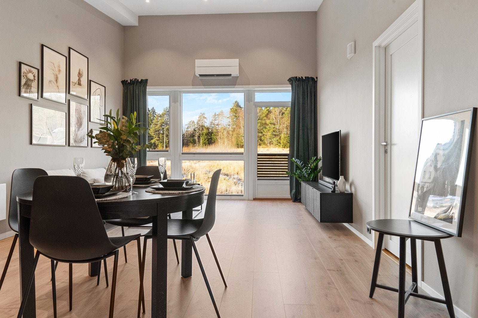 Rommet er lett å møblere med god plass til både sofagruppe og spisebord. Galleribilde