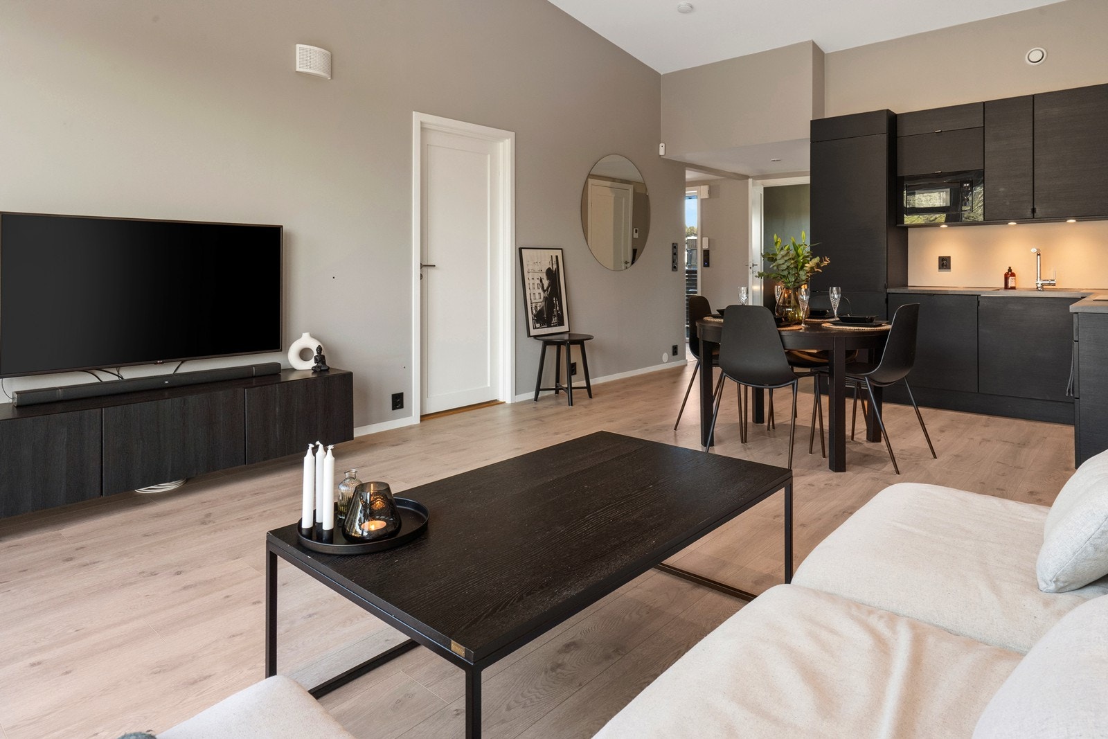 Leiligheten har en åpen og sosial planløsning mellom stue og kjøkken. Galleribilde