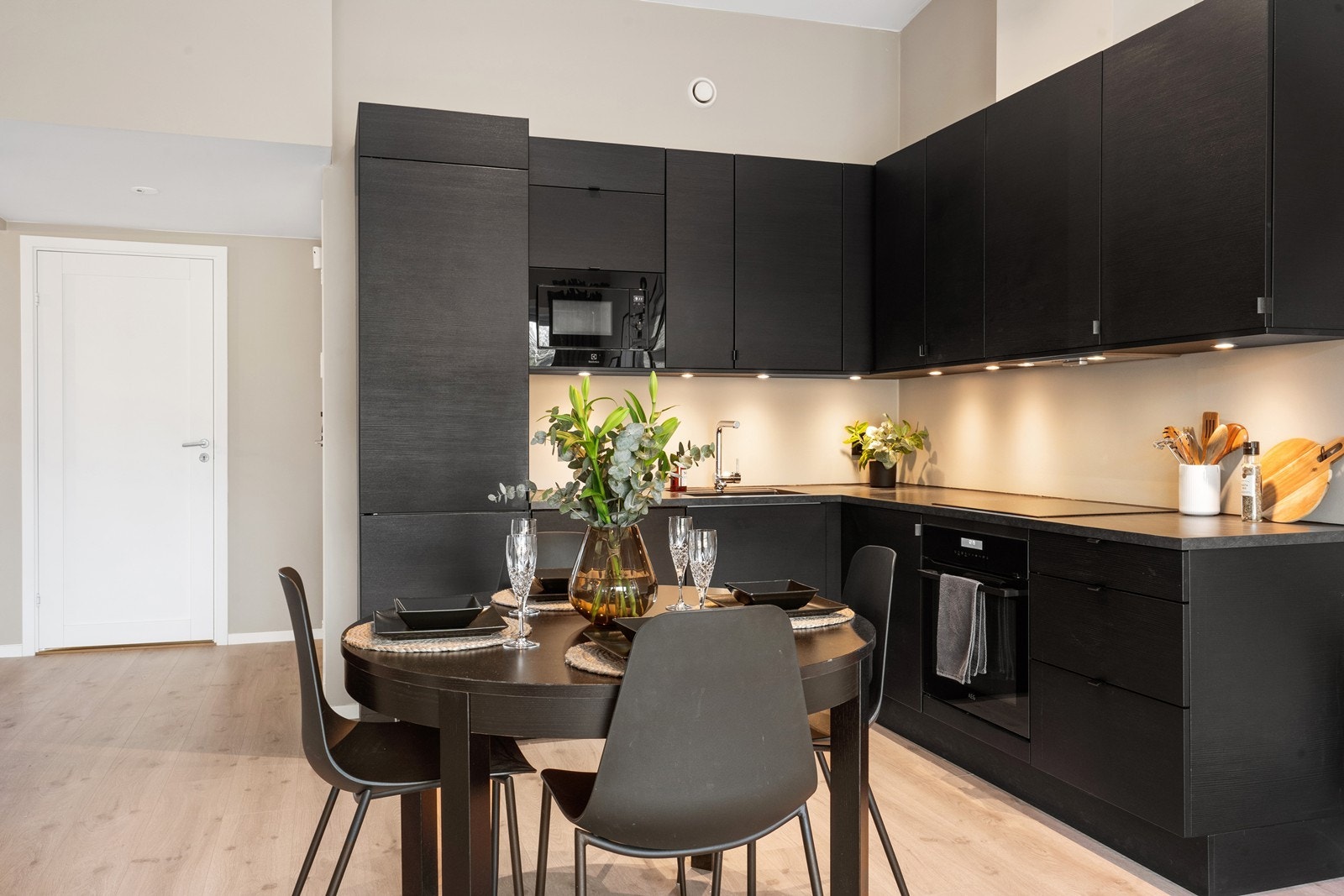 Kjøkkeninnredningen har mørke, glatte fronter, integrerte hvitevarer og god benkeplass. Galleribilde