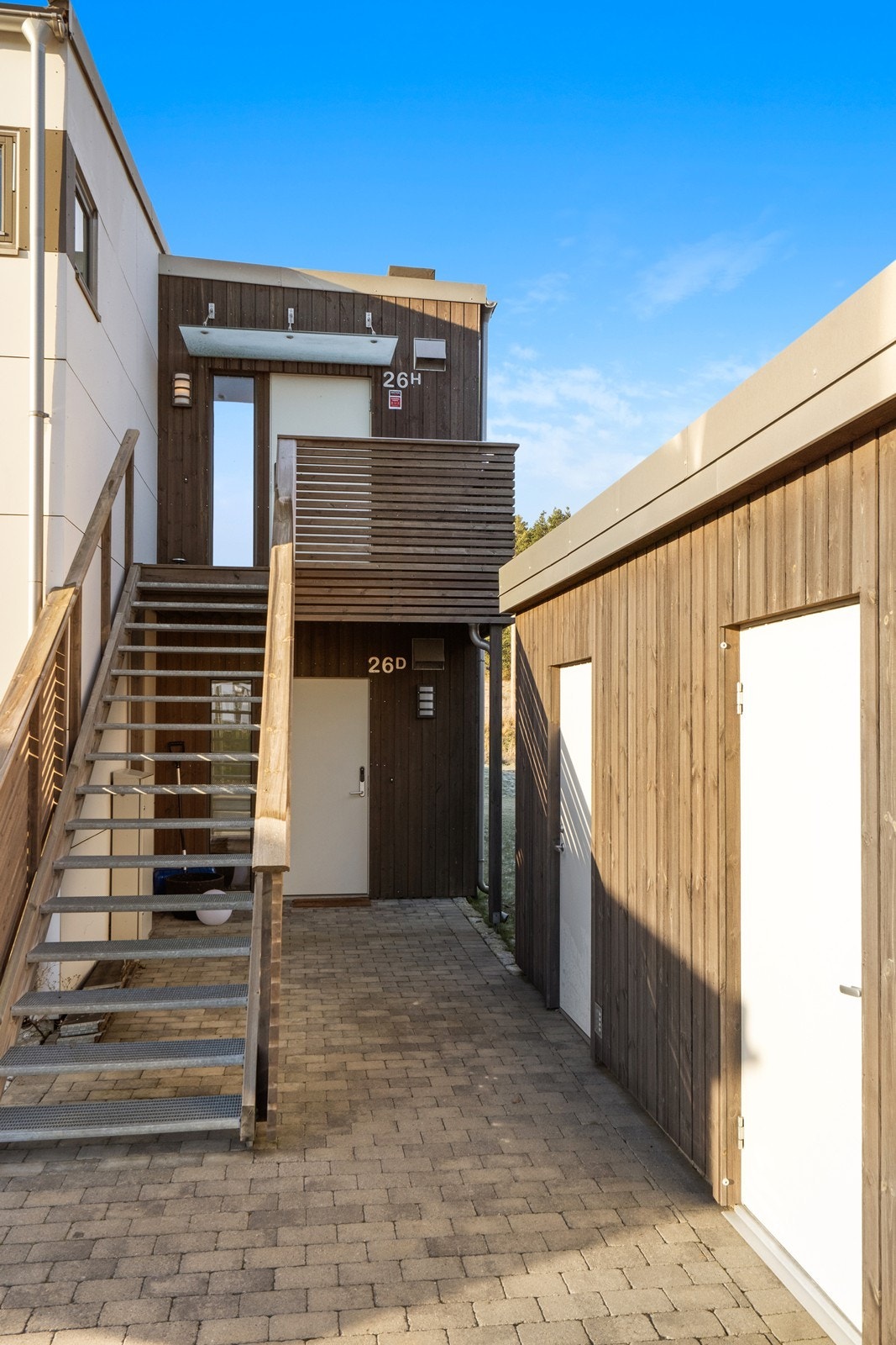 Leiligheten har egen inngang via en utvendig trapp og en privat veranda. Galleribilde