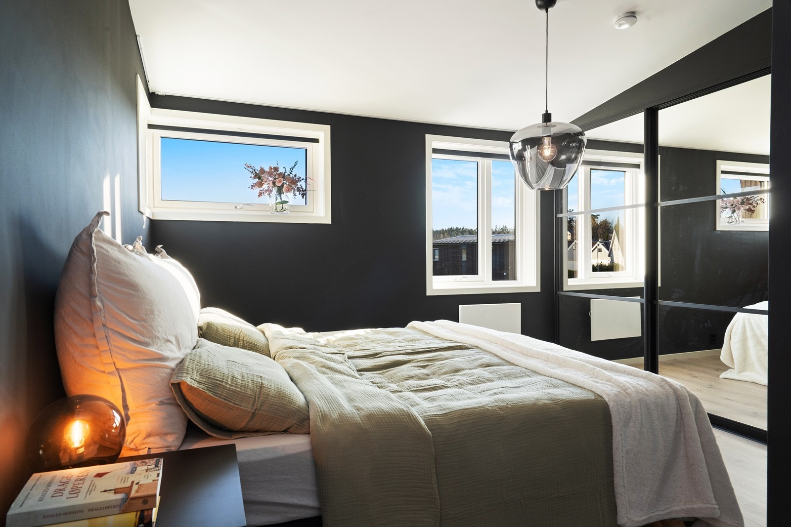 Hovedsoverommet er romslig og har en stor garderobeløsning med speildører. Galleribilde