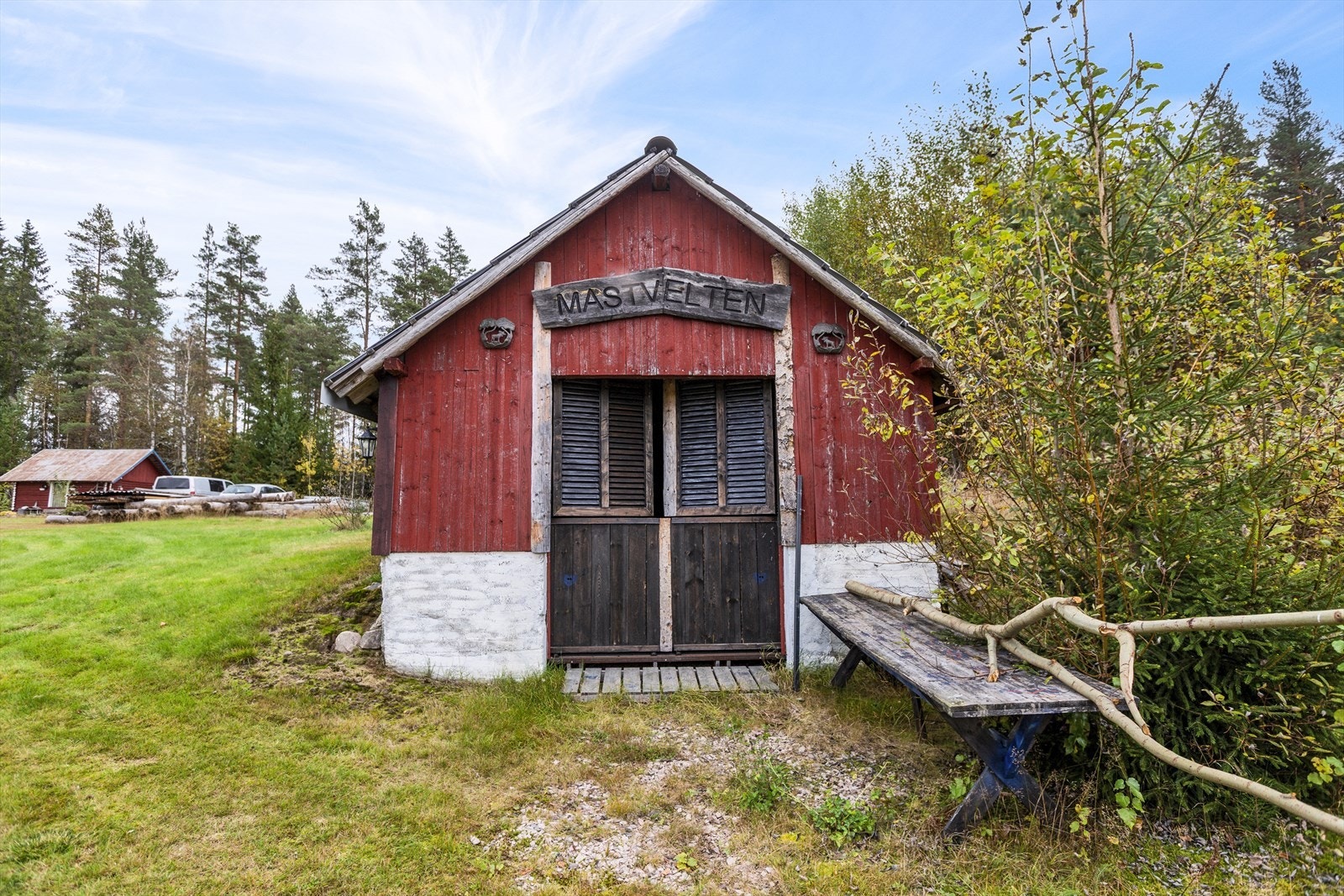 I enden av fjøset er det laget til en hyggelig grillplass. Galleribilde