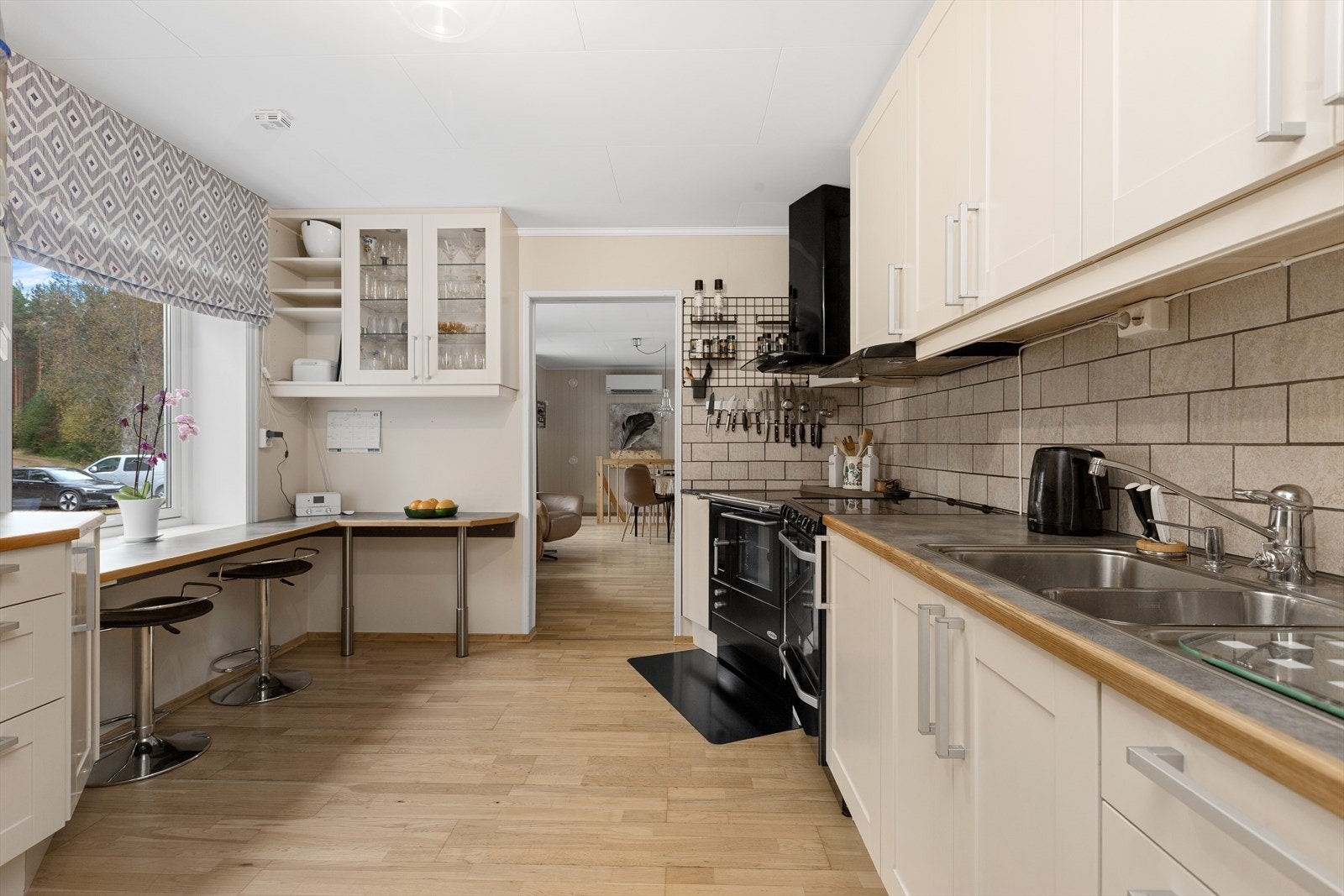 Romslig kjøkken med hyggelig utsyn mot gårdsplassen. Galleribilde