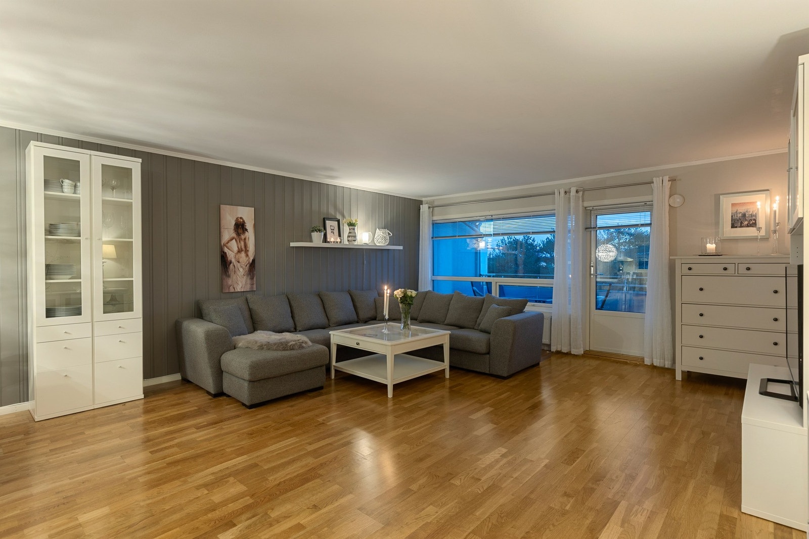 Romslig stue med flere møbleringsmuligheter Galleribilde