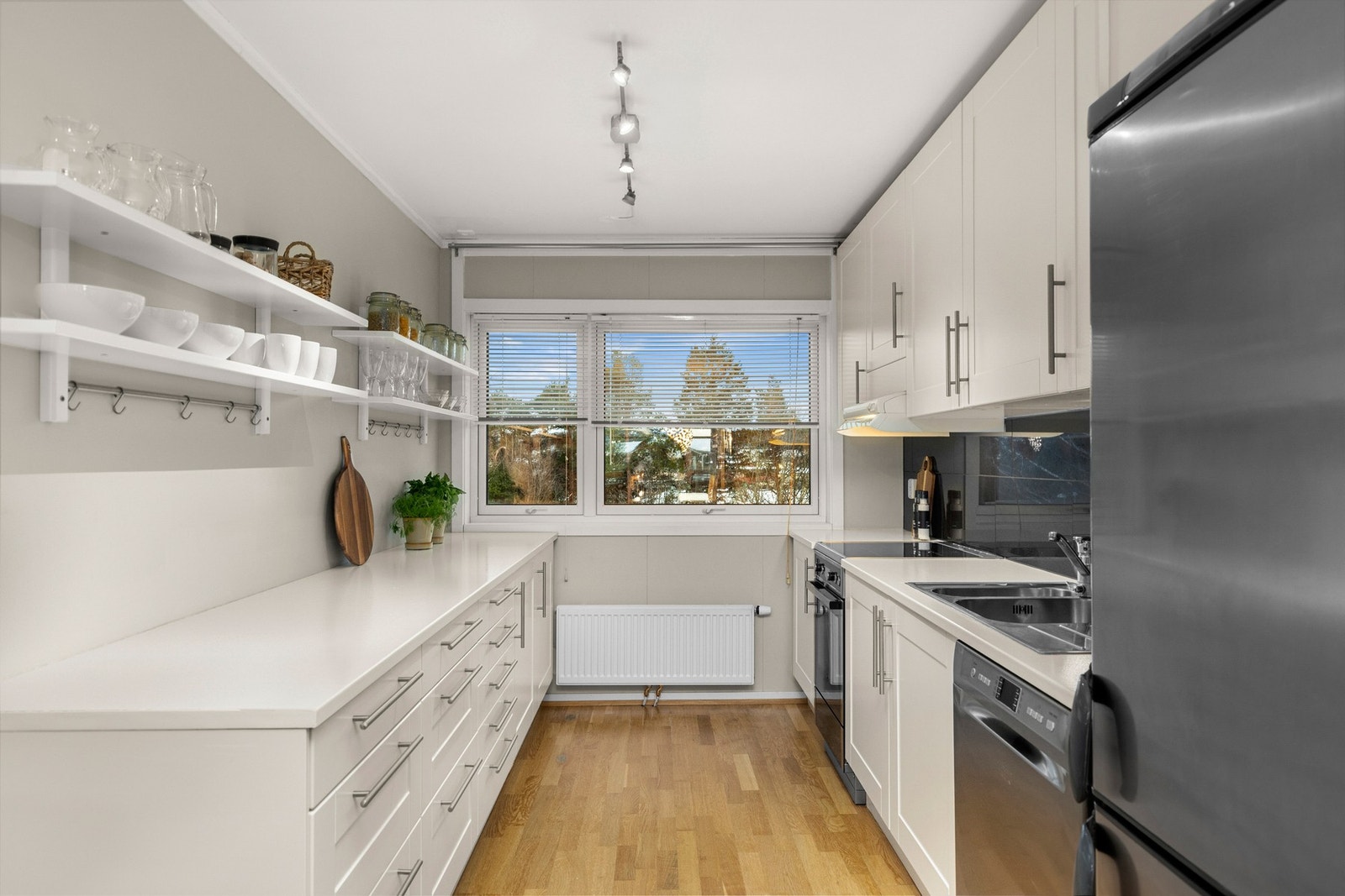 Kjøkkenet har rikelig med skap og benkeplass. Galleribilde