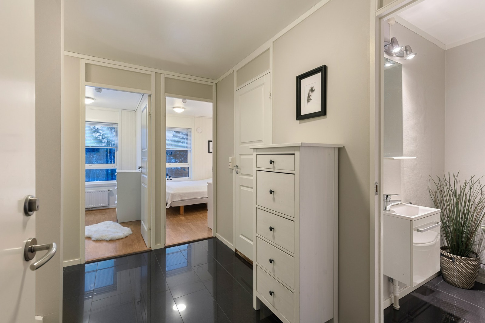 Innbydende entré med plass til å henge fra seg yttertøy og sko Galleribilde