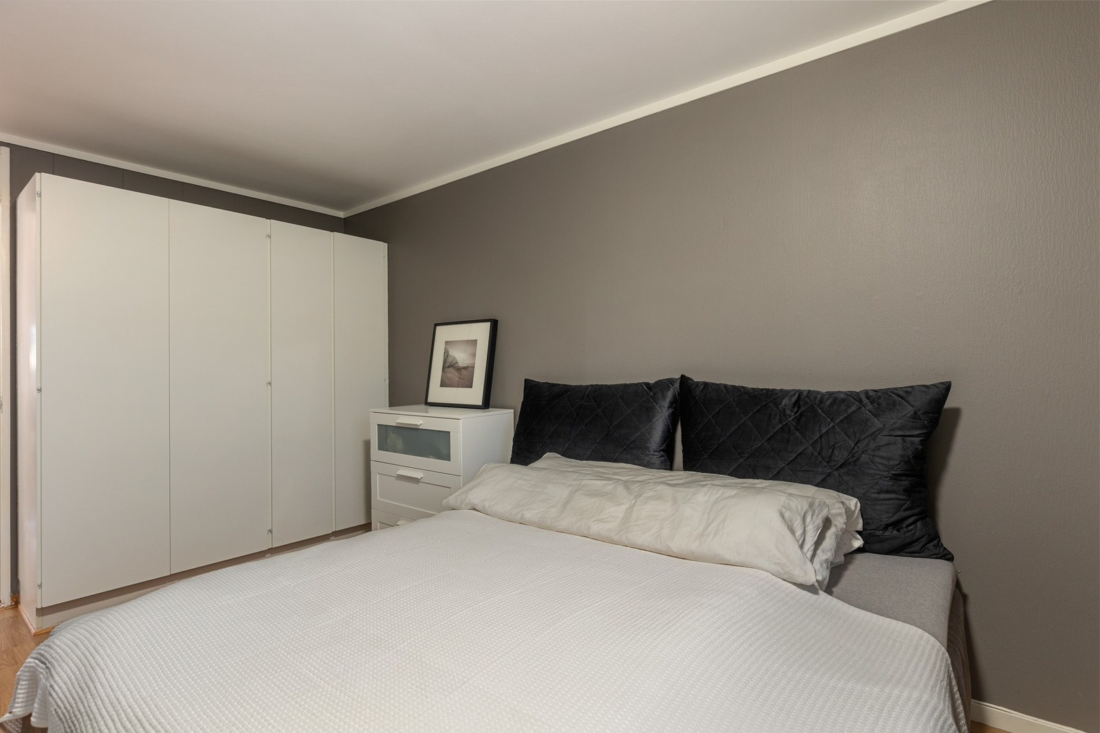 Hovedsoverommet har god størrelse og plass til tilhørende møblement Galleribilde