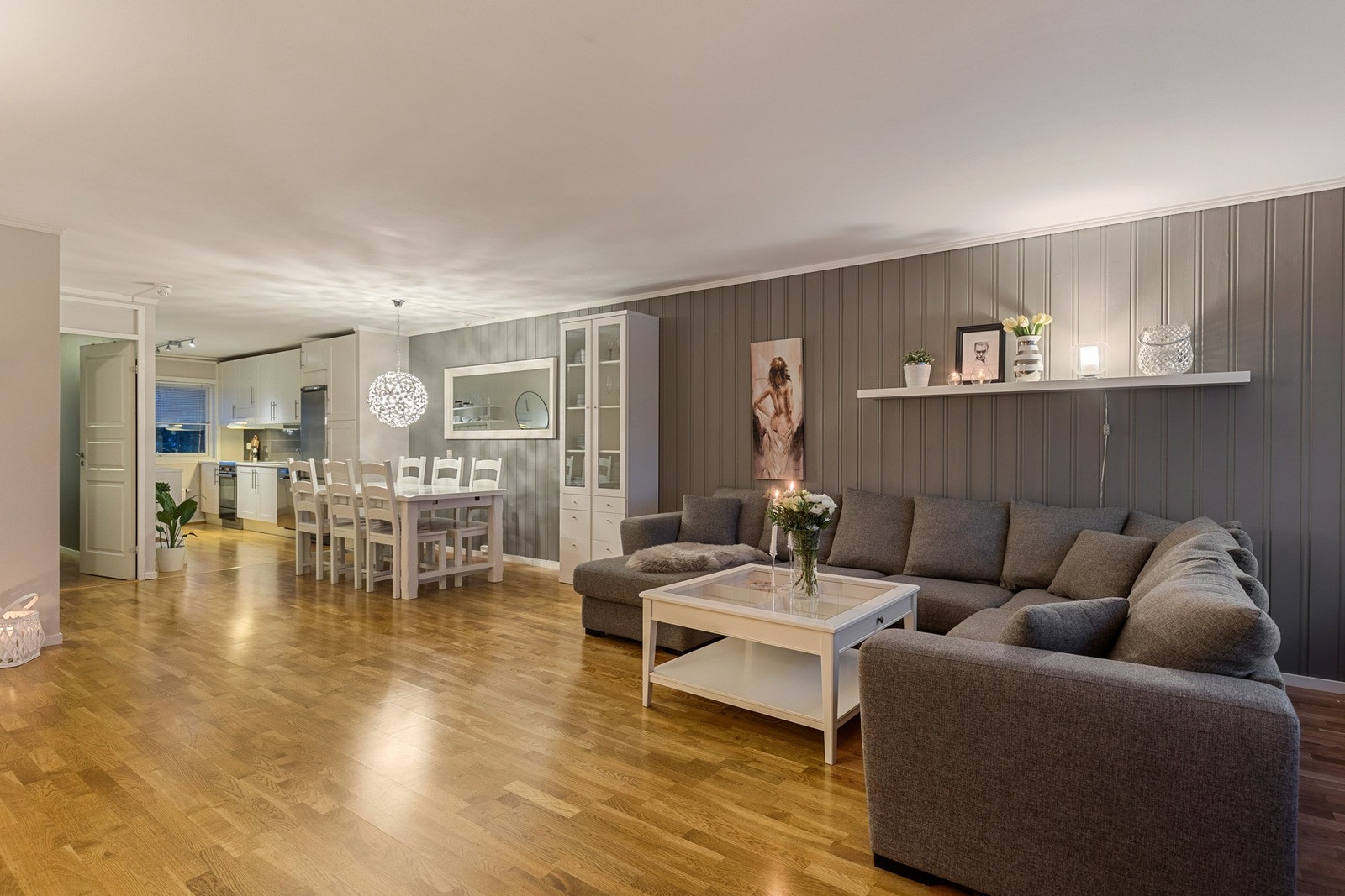 Åpen stue/kjøkken løsning som gjør at rommet oppleves som luftig. Galleribilde