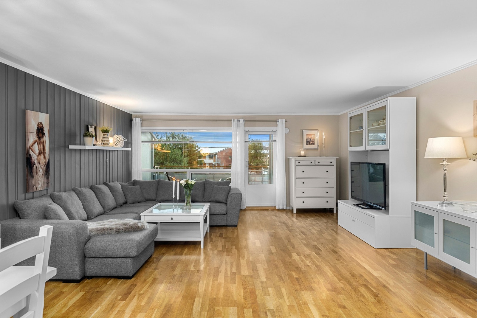 Inkludert i felleskostnadene: Varmtvann, oppvarming, p-plass, kommunale avgifter, kabel-tv og internett, vaktmester, rengjøring av fellesareal m.m Galleribilde