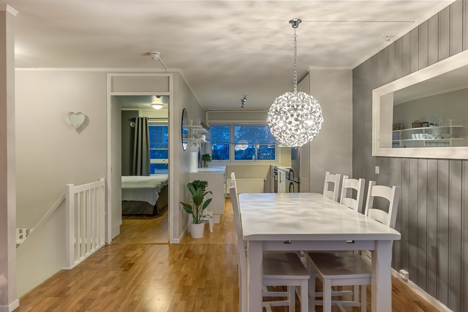 Spisegruppen finner sin naturlige plass mellom stue og kjøkken. Galleribilde