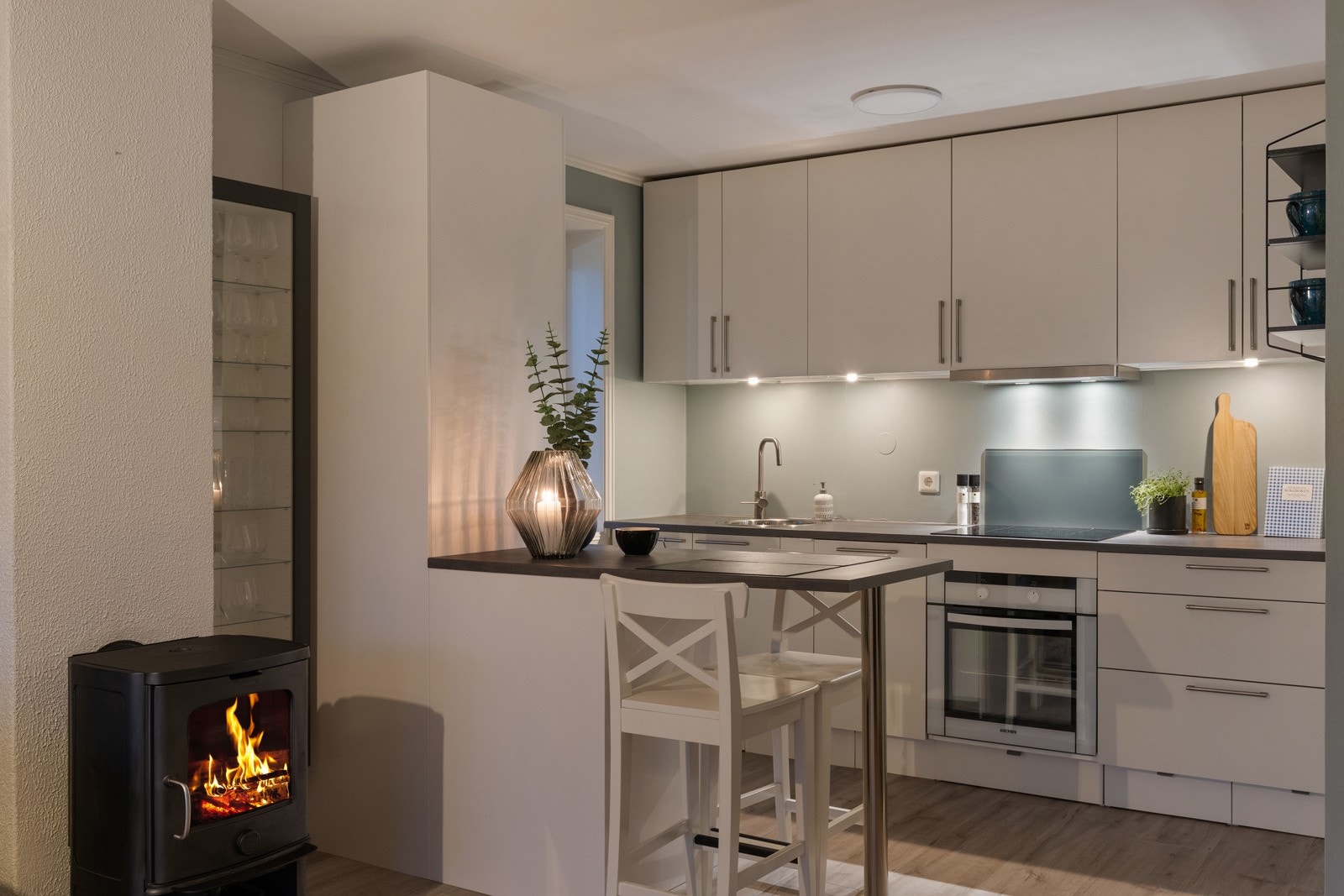 Her får du et kjøkken med induksjonstopp, stekeovn, oppvaskmaskin og kombiskap, samt praktiske skuffer i sokkel som utnytter plassen optimalt. Galleribilde