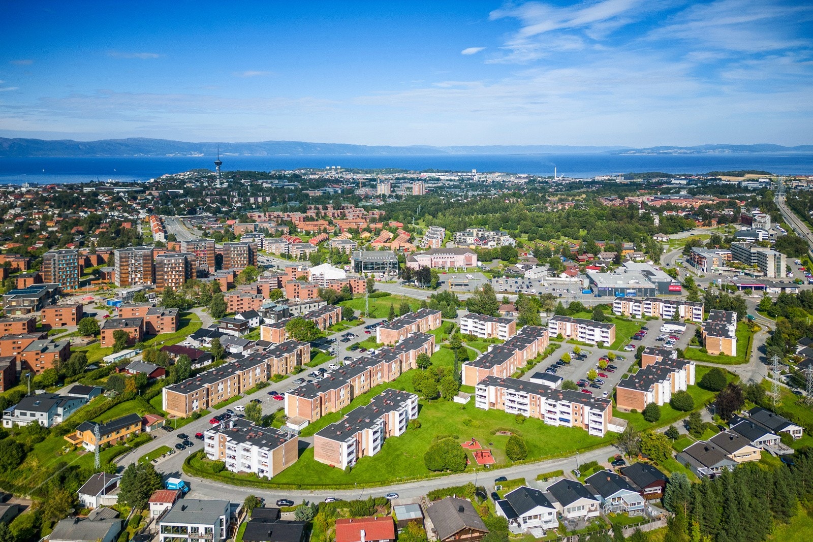 Leiligheten er en del av et populært borettslag bestående av til sammen 276 leiligheter. Borettslaget har utover dette store og pent opparbeidede grøntområder med fotballbane, aktivitetspark, lekeplass, grillområder og felleshage. Galleribilde