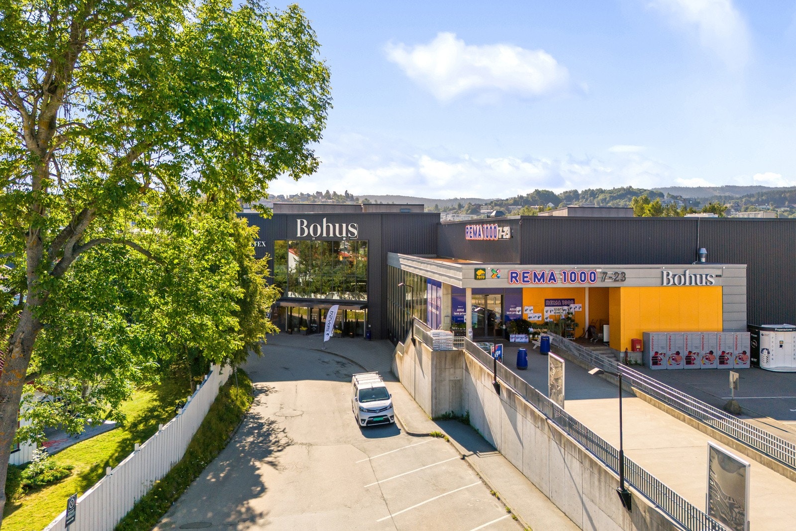 I nærområdet finner du både Bohussenteret og Moholtsenteret, som kan by på fasiliteter som dagligvarebutikker, apotek, legesenter, restaurant, kafé og frisør. Galleribilde