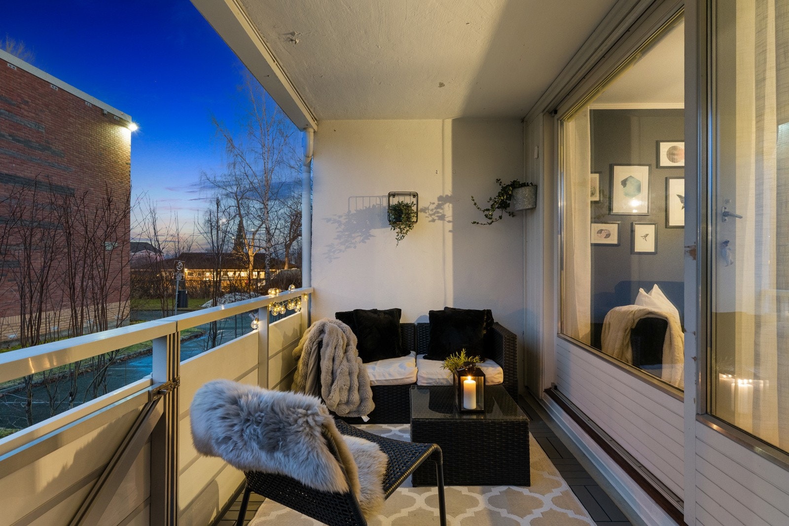 Selger opplyser at solen titter frem på balkongen rundt kl. 16:30 og blir værende til ca. kl. 22 midt på sommeren. Galleribilde