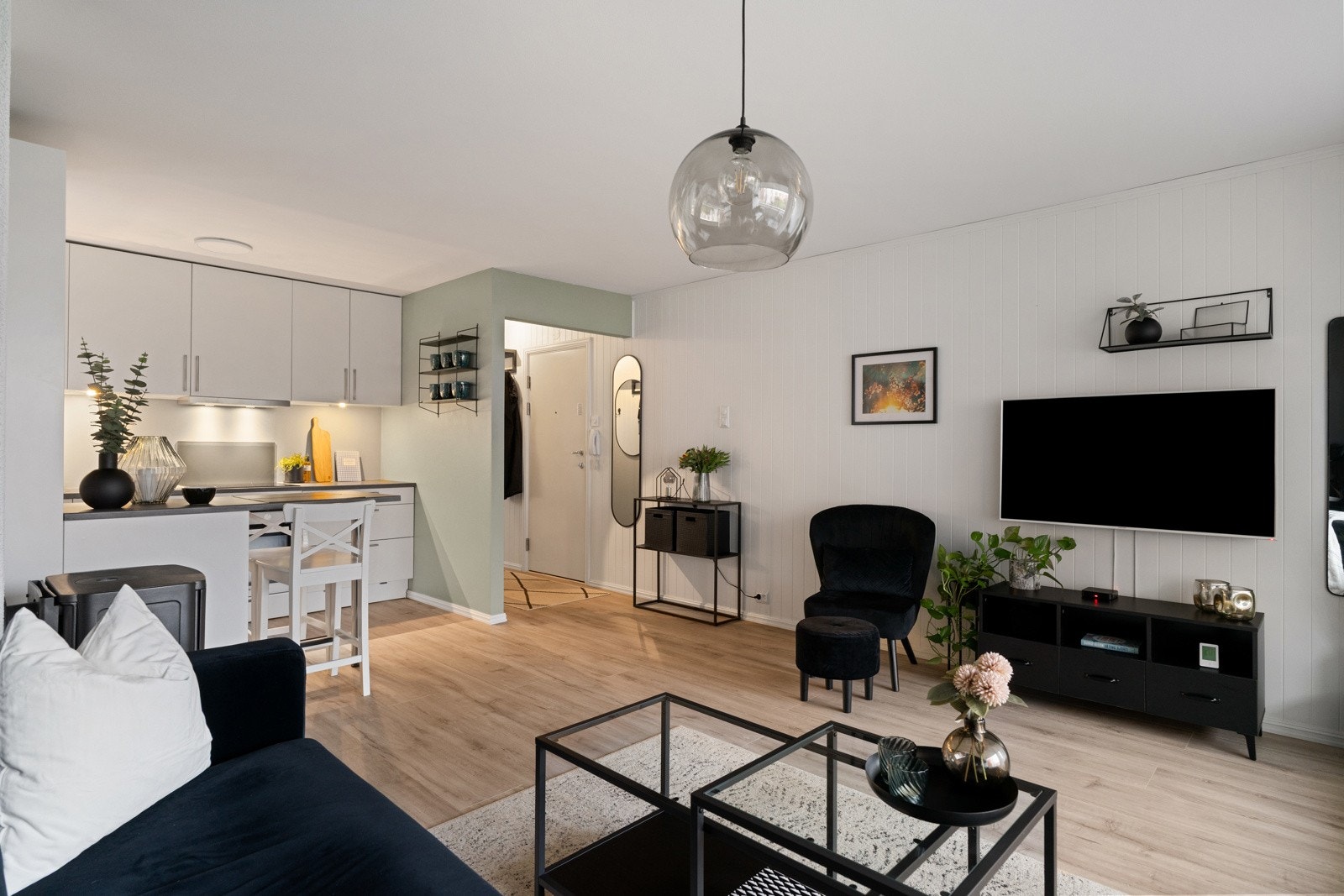 Stuen er i åpen løsning med kjøkkenet og har et samlet areal på 27,5 m². Galleribilde