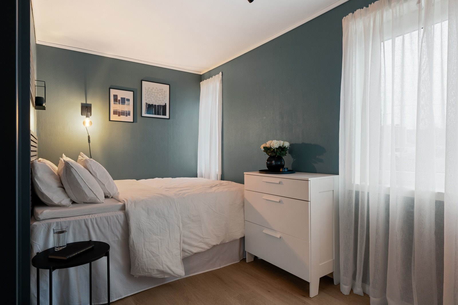 Nymalt soverom (2025) med en innbydende atmosfære. Galleribilde