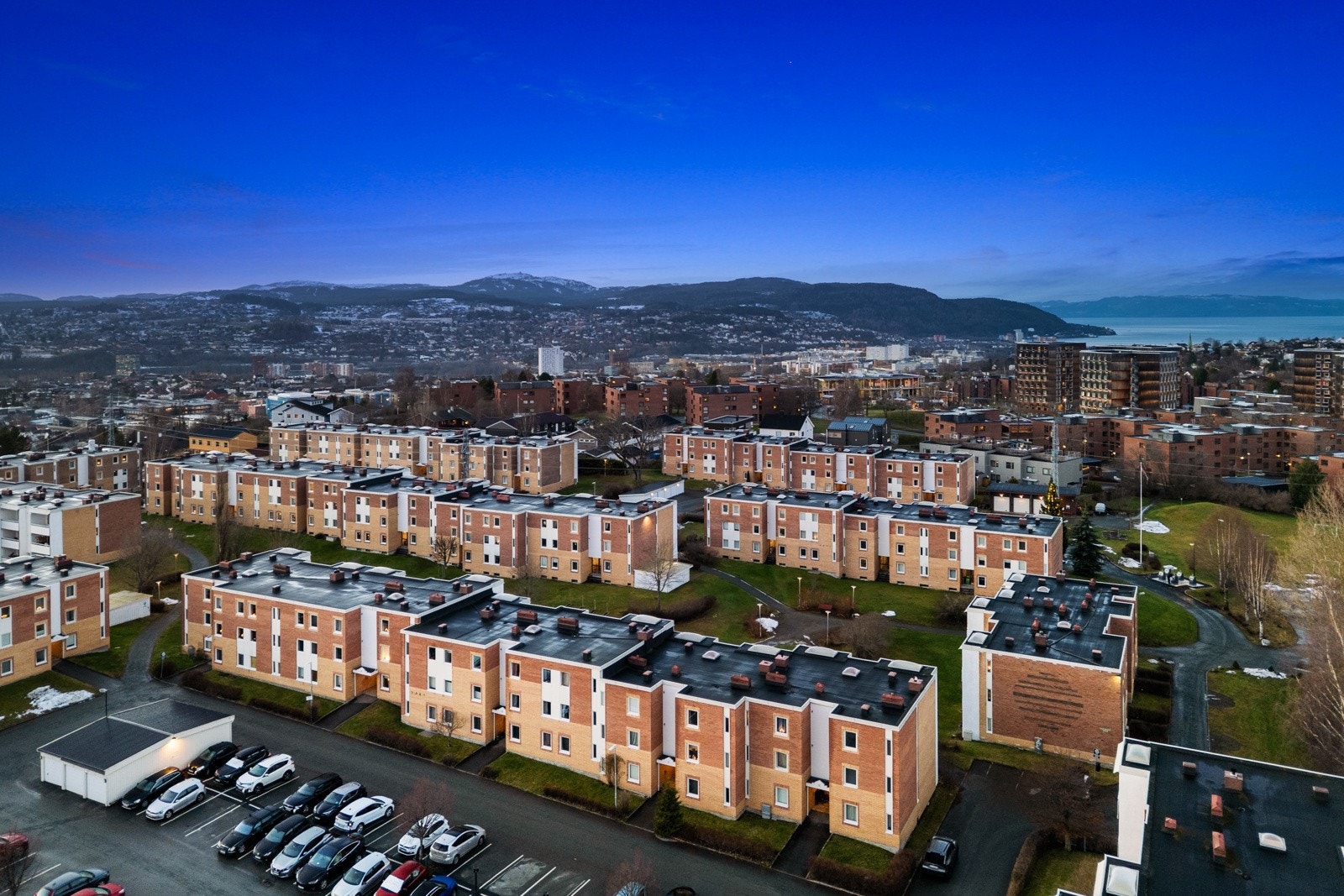 Borettslaget har svært god parkeringskapasitet med gratis parkering til beboere og gjester. Borettslaget disponerer flere garasje- og motorvarmerplasser som tildeles etter boansiennitet og det er mulighet til å søke om elbillader. Galleribilde