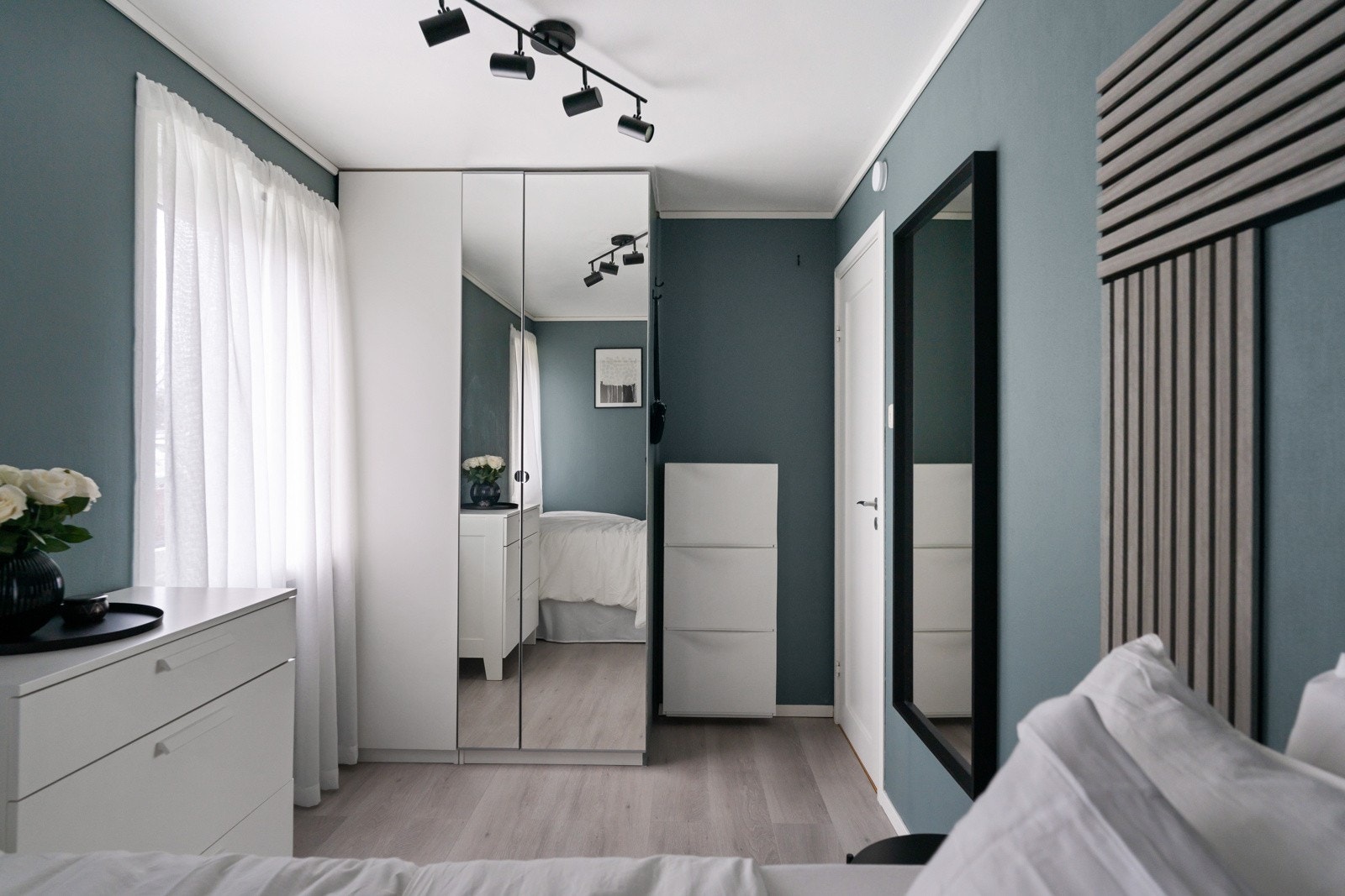 Soverommet er utstyrt med et romslig garderobeskap som medfølger handelen. Galleribilde