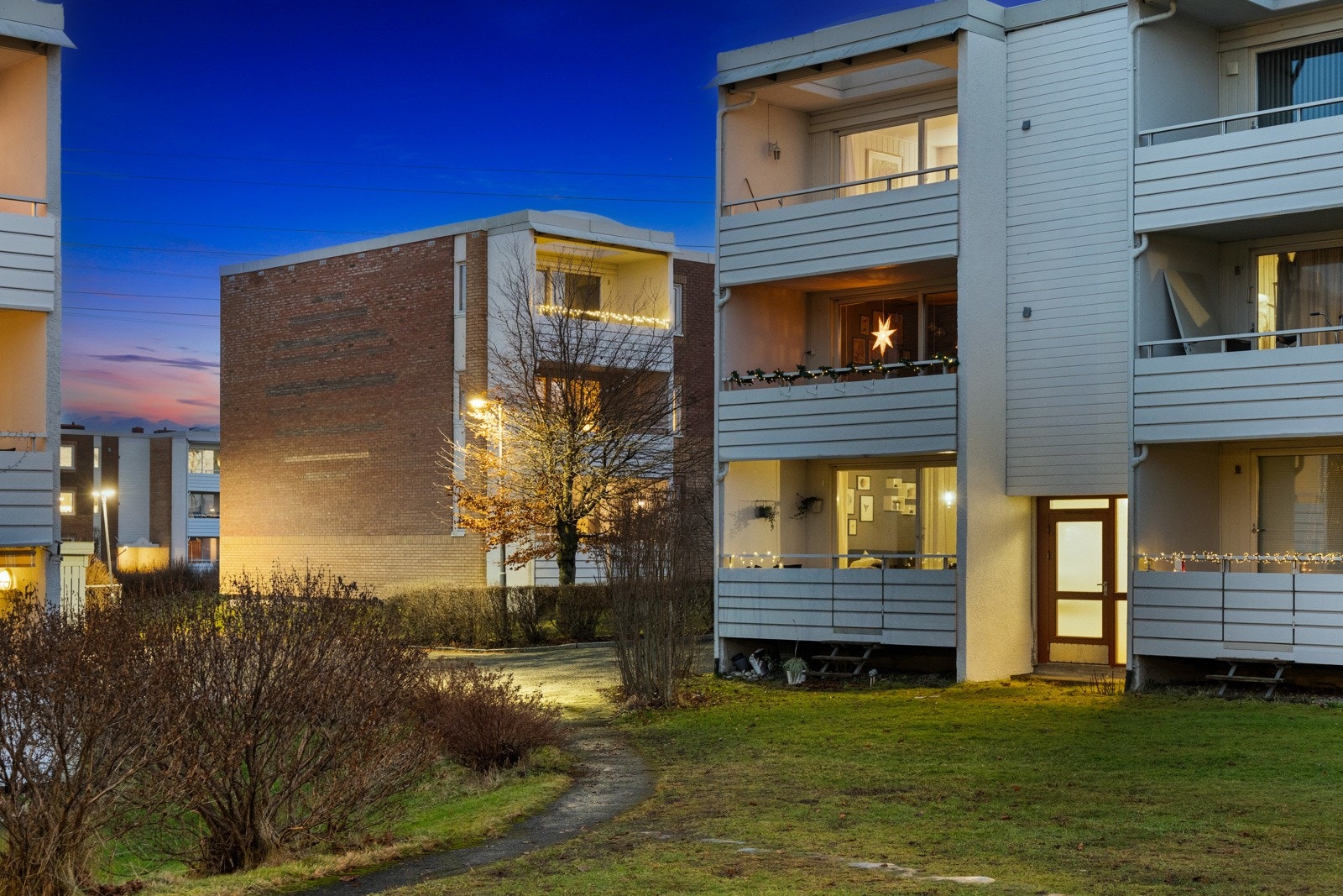 Balkongen er vendt mot nordvest og har gode solforhold på ettermiddag/kveld. Galleribilde