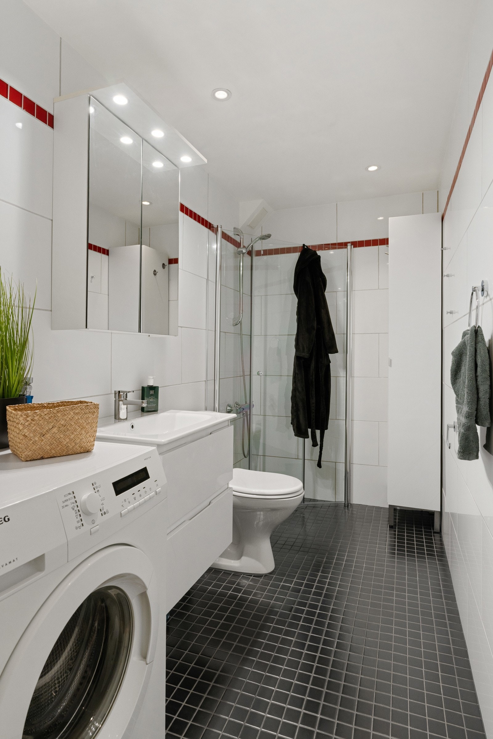 Badet ble oppgradert i 2025 med dimbare spotter i tak og ny termostat til varmekabler. Galleribilde