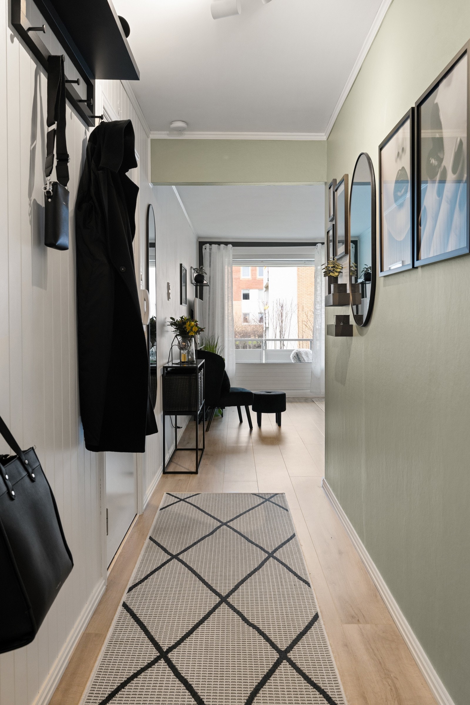 Man kommer inn i leiligheten via en lys og romslig entré/gang med god plass til vegghengt klesoppbevaring og skoskap. Videre fordeler gangen seg til soverommet, badet og kjøkken-/stueløsningen. Galleribilde