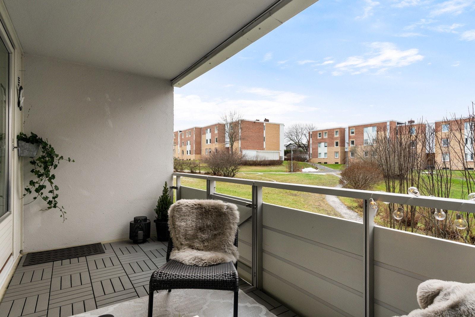 Utover dette oppleves balkongen skjermet uten særlig innsyn, og vil være et areal man nyter godt av når sommeren melder sin ankomst. Galleribilde