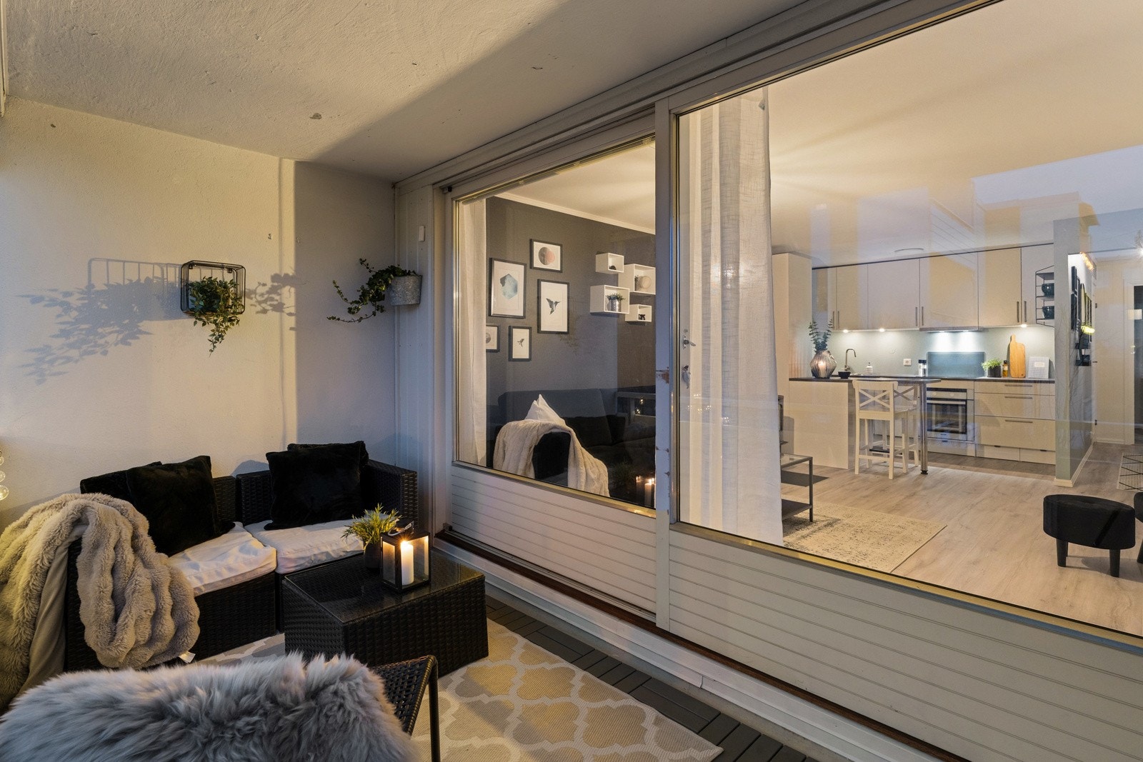 Fra stuen er det utgang til den romslige balkongen via skyvedør. Balkongen er overbygd, noe som forlenger sesongen og bruken av den. Galleribilde