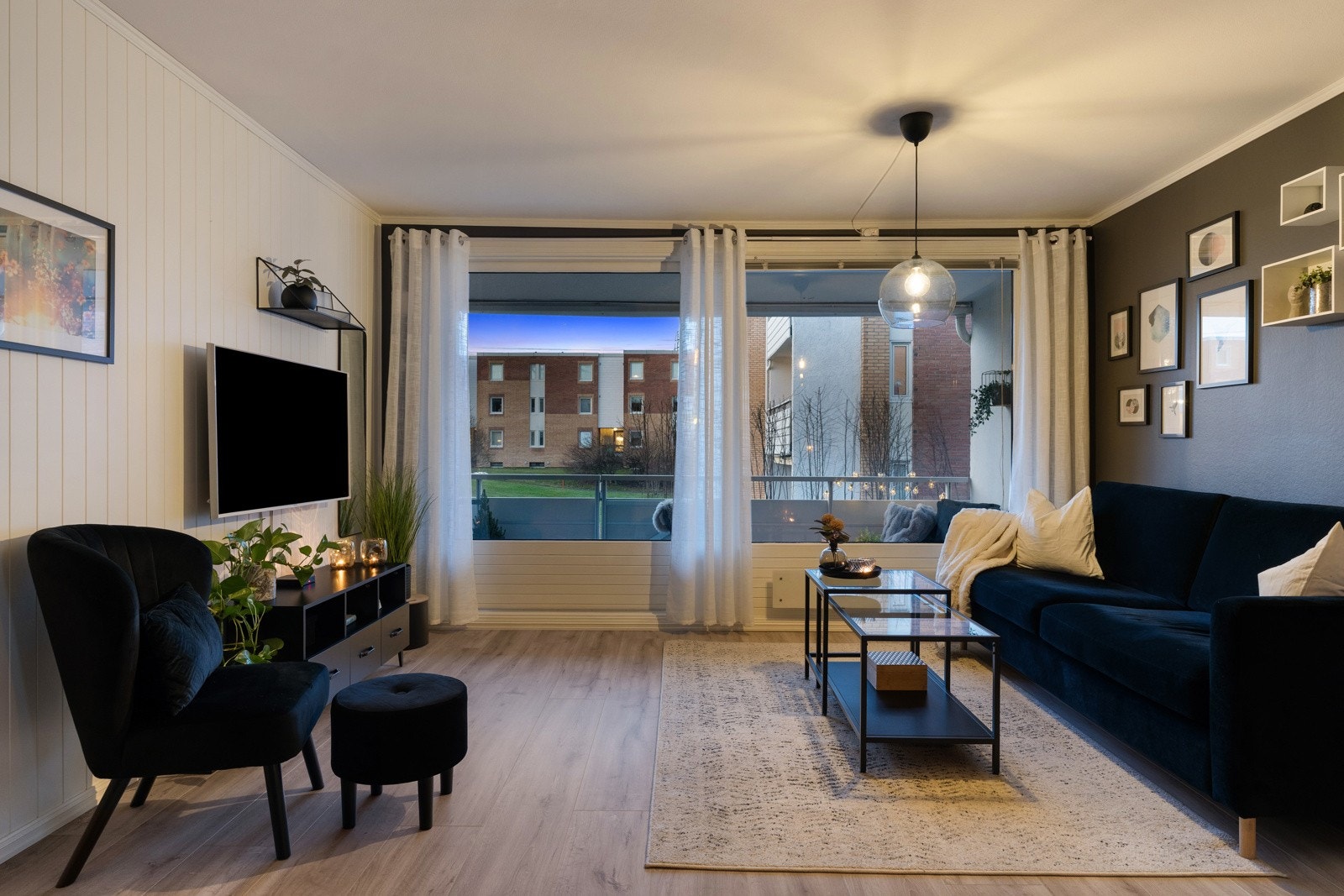 Rommet oppleves lyst og luftig med store vinduer ut mot balkong som gir godt med naturlig lys inn. Galleribilde