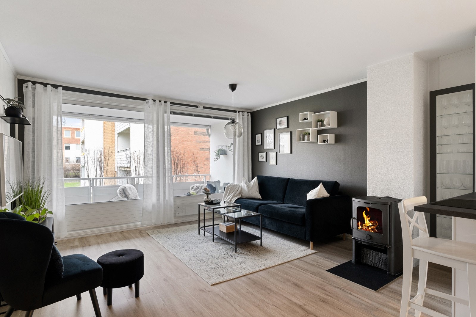 Gjennomgående for leiligheten er moderne fargevalg på vegger og 1-stavs laminat på gulv. Galleribilde