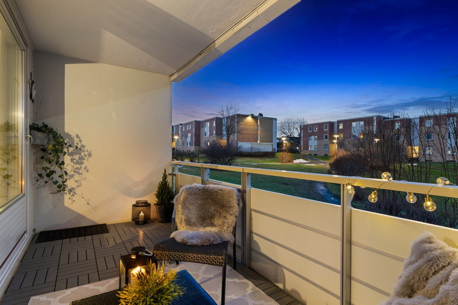 Leiligheten ligger i blokkens 1. etasje og har en romslig balkong med utsikt mot borettslagets velstelte grøntområde. Galleribilde