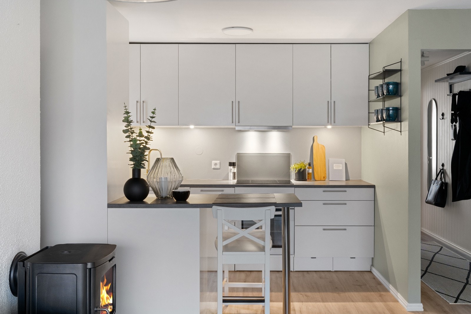 Her får man rikelig med skap- og benkeplass, og alt ligger til rette for hverdagskokken. Galleribilde