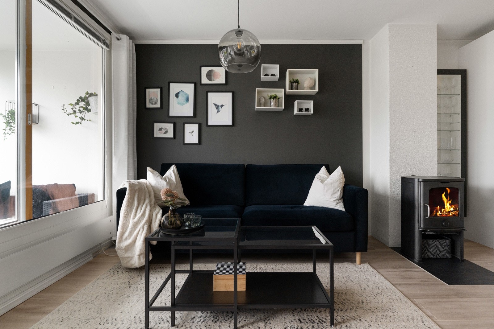 I stuen har man i tillegg en vedovn som står for lun og hyggelig varme på kjølige vinterkvelder. Galleribilde