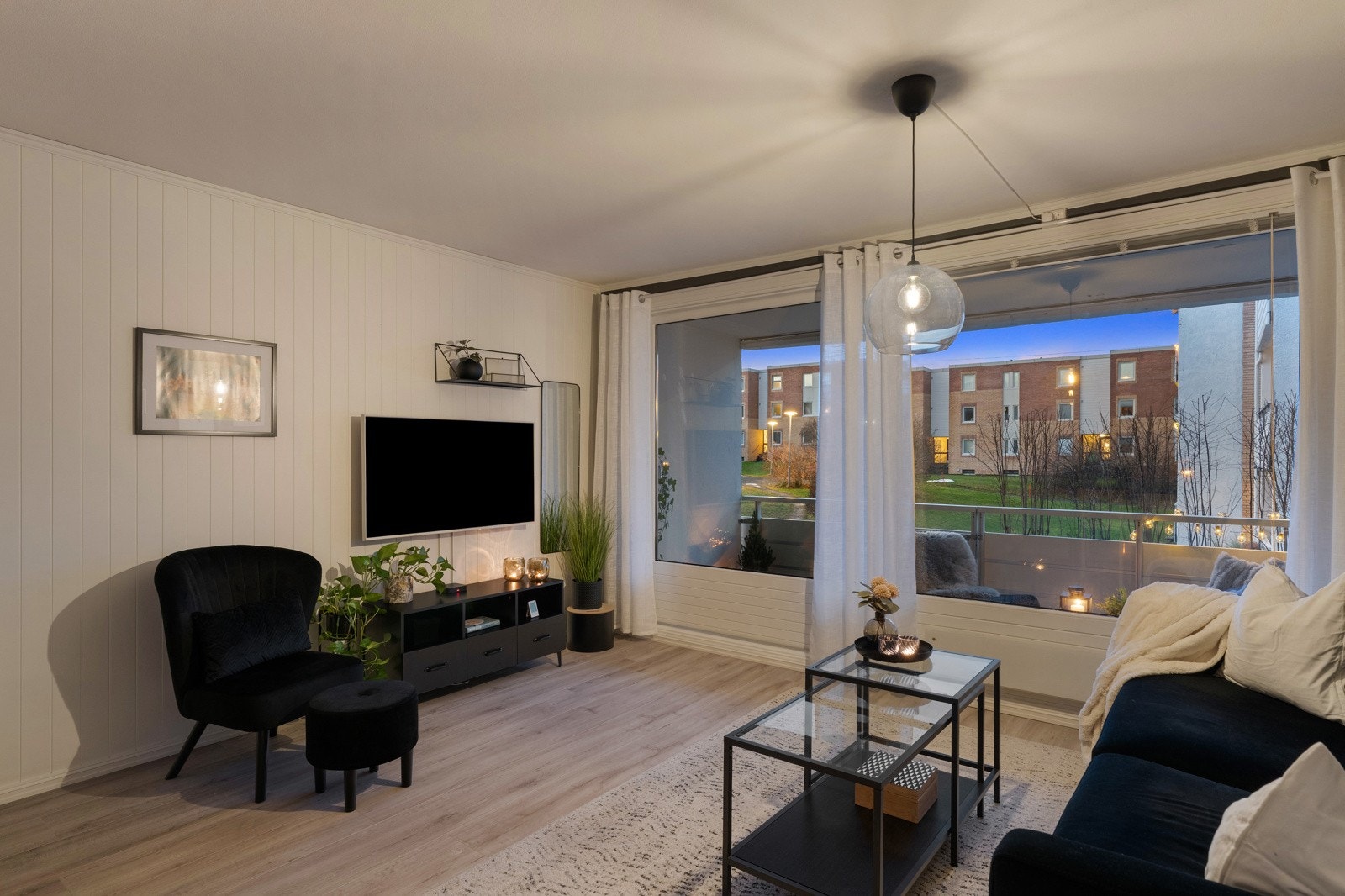 Her har man plass til både spisebord, sofagruppe og ytterligere møblering. Det er uttak for kabel-tv og bredbånd som er inkludert i de månedlige felleskostnadene. Galleribilde