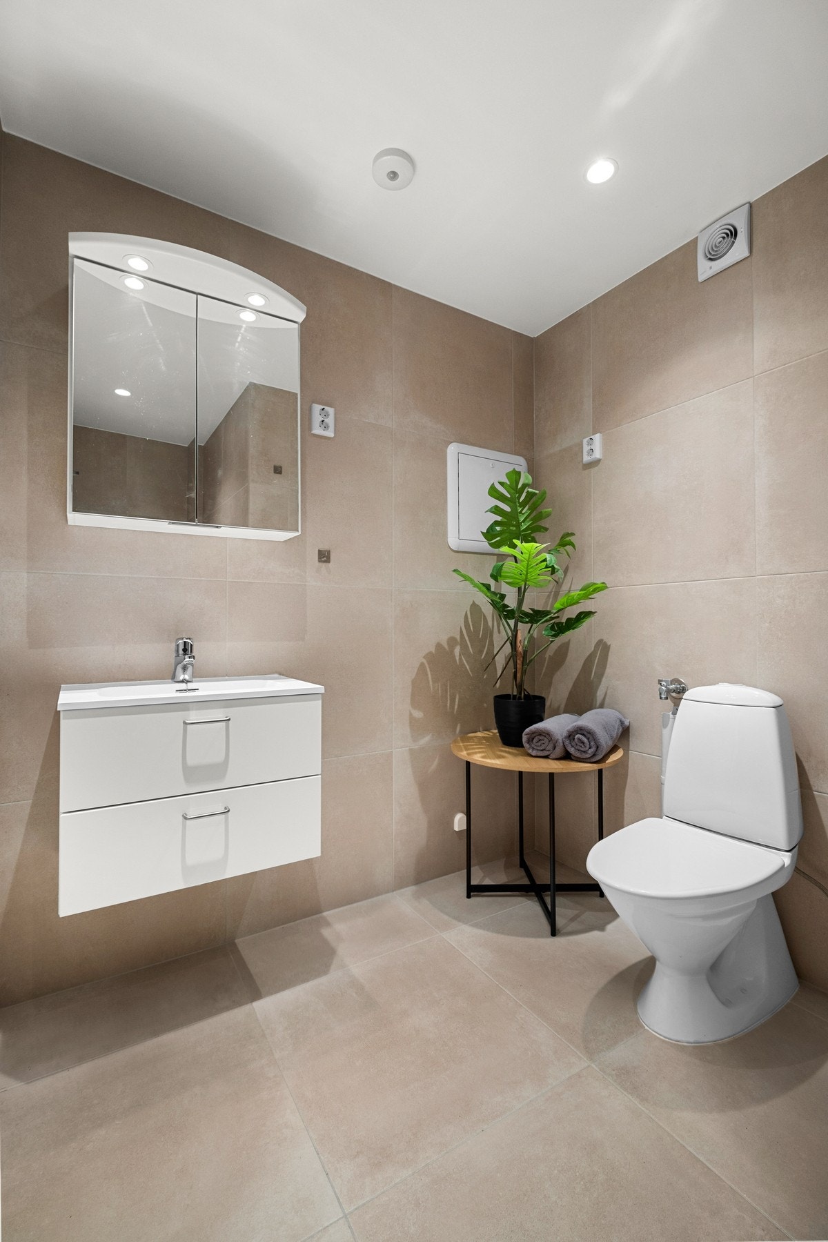 Pent flislagt bad med varme i gulv og downlighst i himling Galleribilde