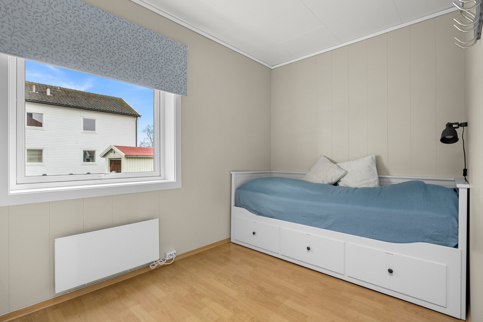 Soverommet er av god størrelse og måler 7,4 kvm Galleribilde