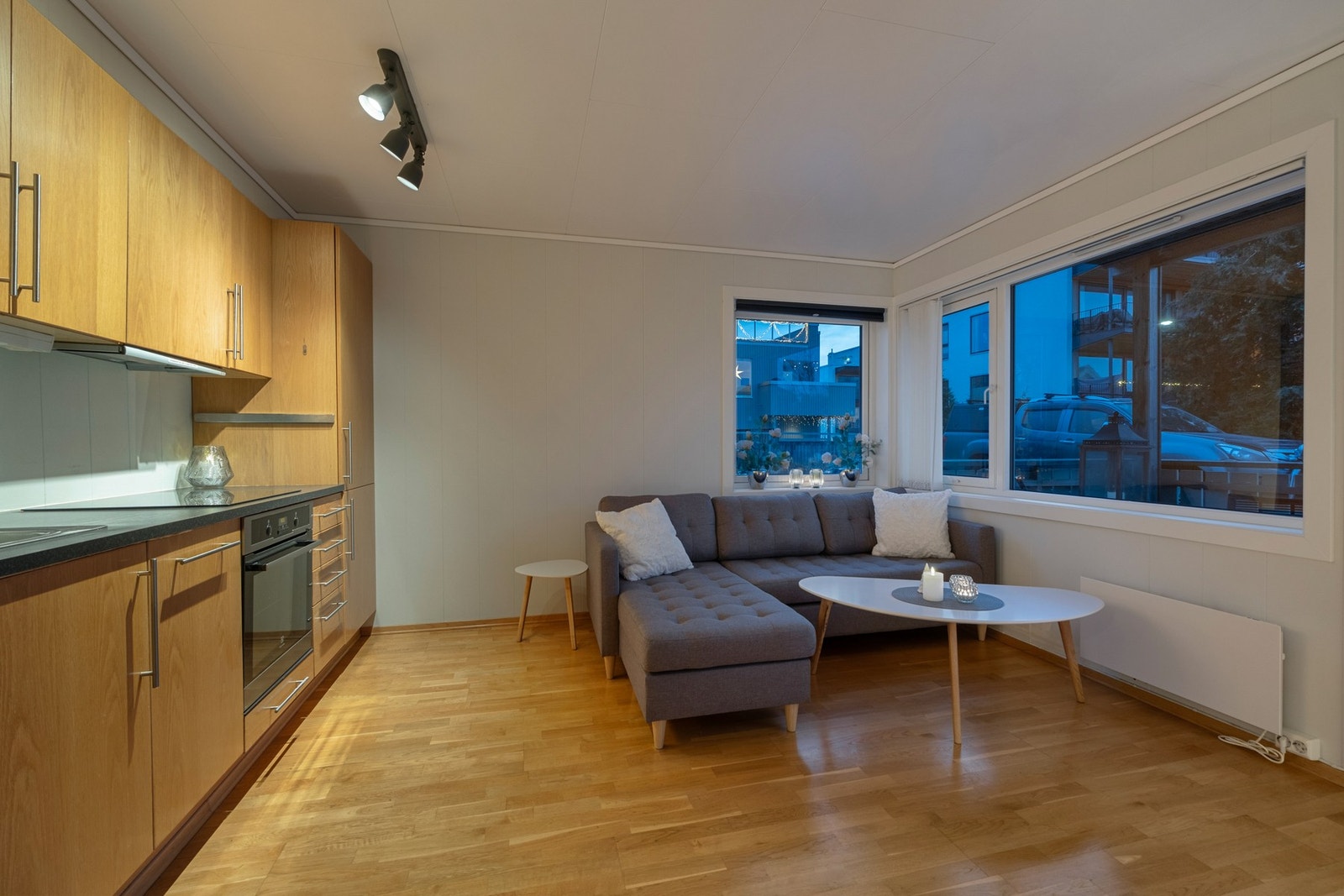 Boligen har en åpen stue/kjøkkenløsning som måler 13,4 kvm Galleribilde