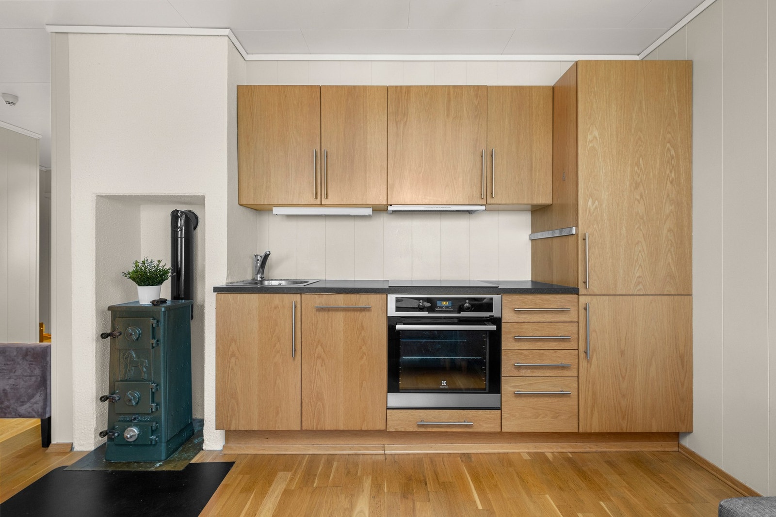 Praktisk vedovn som gir en god og lun atmosfære i rommet Galleribilde