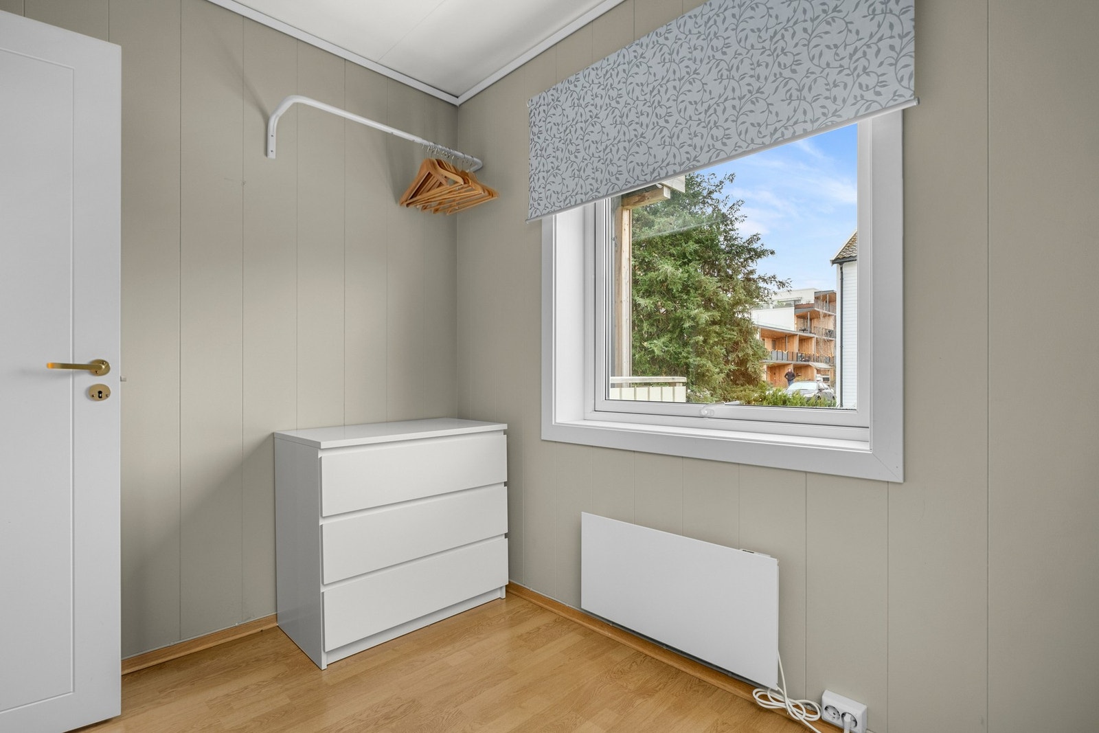 Store vindusflater som sikrer rikelig med naturlig lysinnslipp Galleribilde