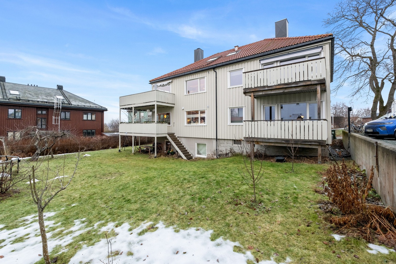 Romslig og fin hage som man kan benytte seg av Galleribilde