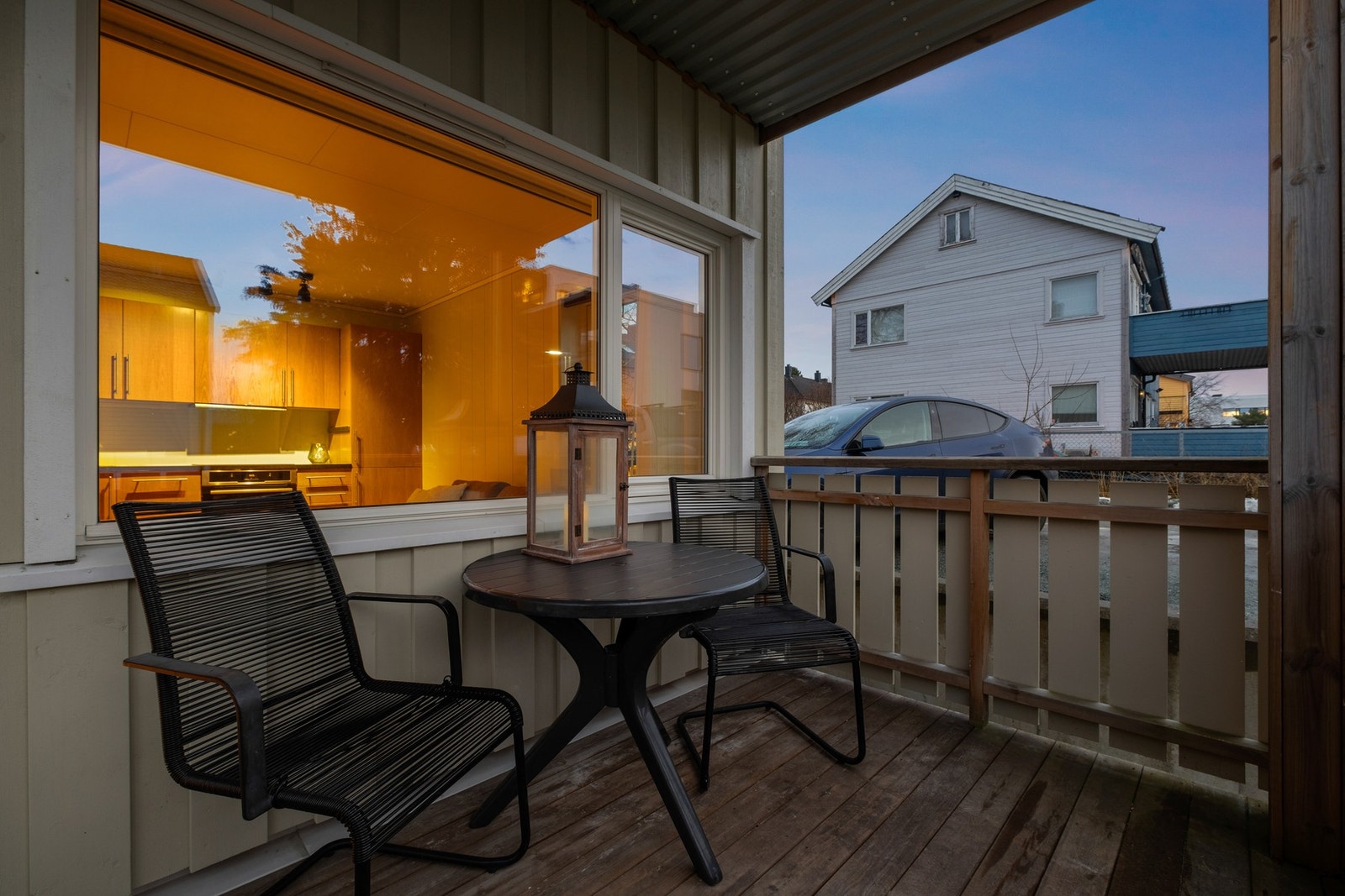 Balkongen er sør-vesvendt og nyter derfor gode solforhold gjennom store deler av dagen Galleribilde