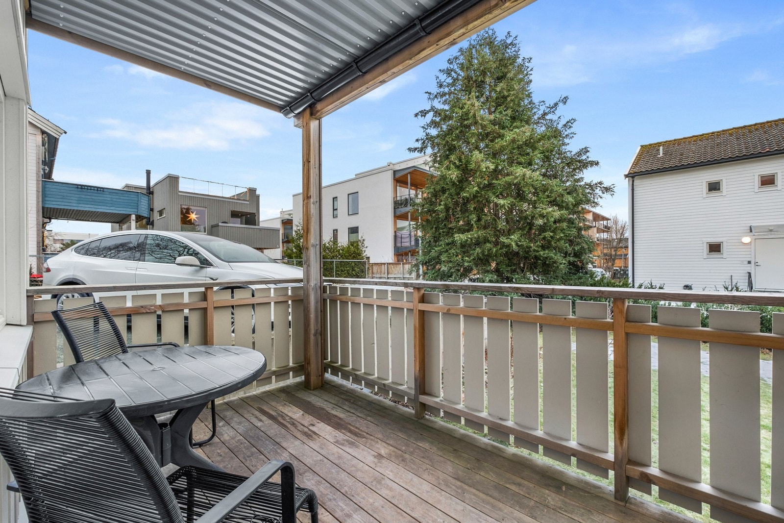 Balkongen er på 7,8 kvm med god plass til en utendørs sittegruppe Galleribilde