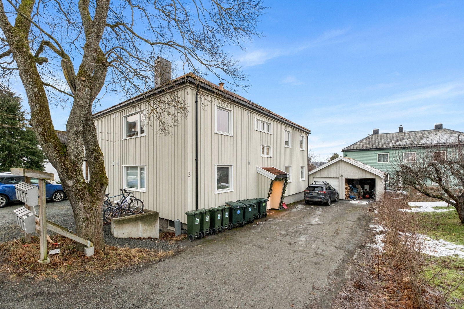 Medfølger utvendig parkeringsplass, det er også satt opp lading for elbil Galleribilde