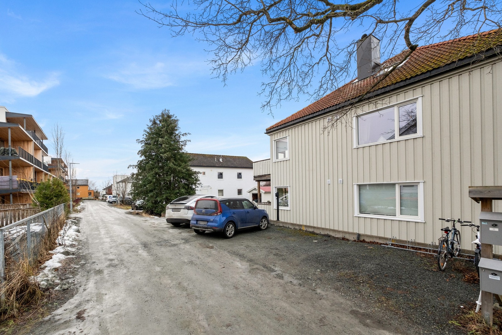 Medfølger utvendig parkeringsplass, det er også satt opp lading for elbil Galleribilde