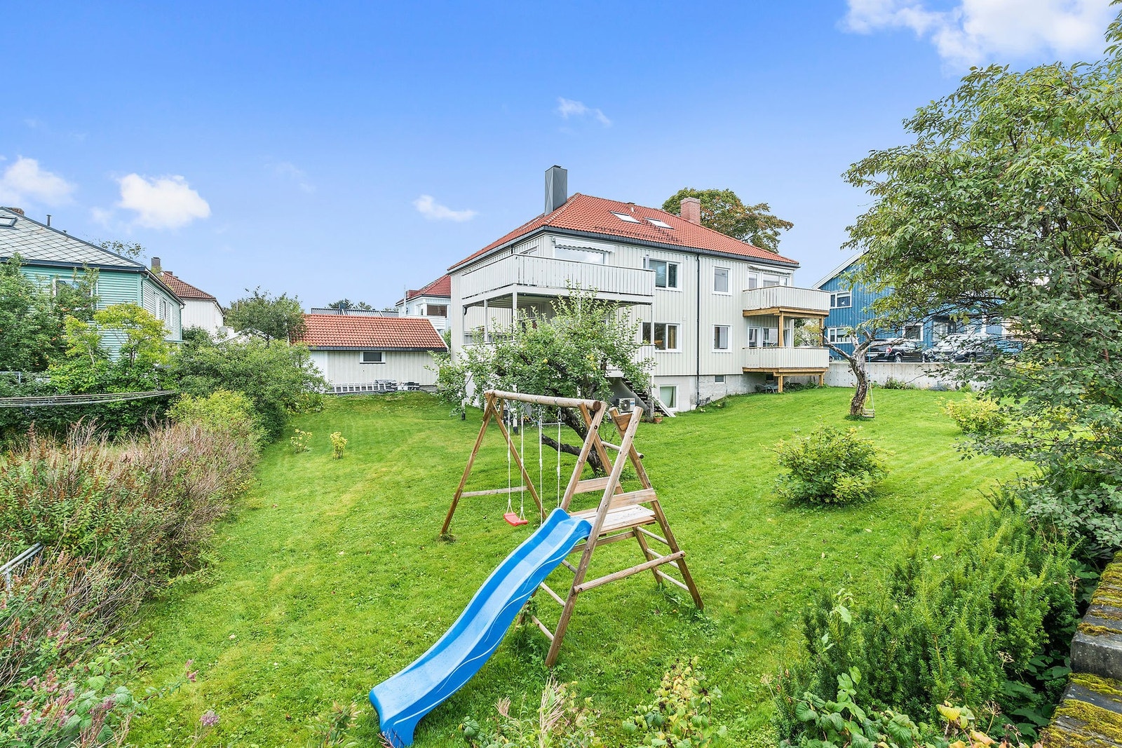 Romslig og fin hage som man kan benytte seg av Galleribilde