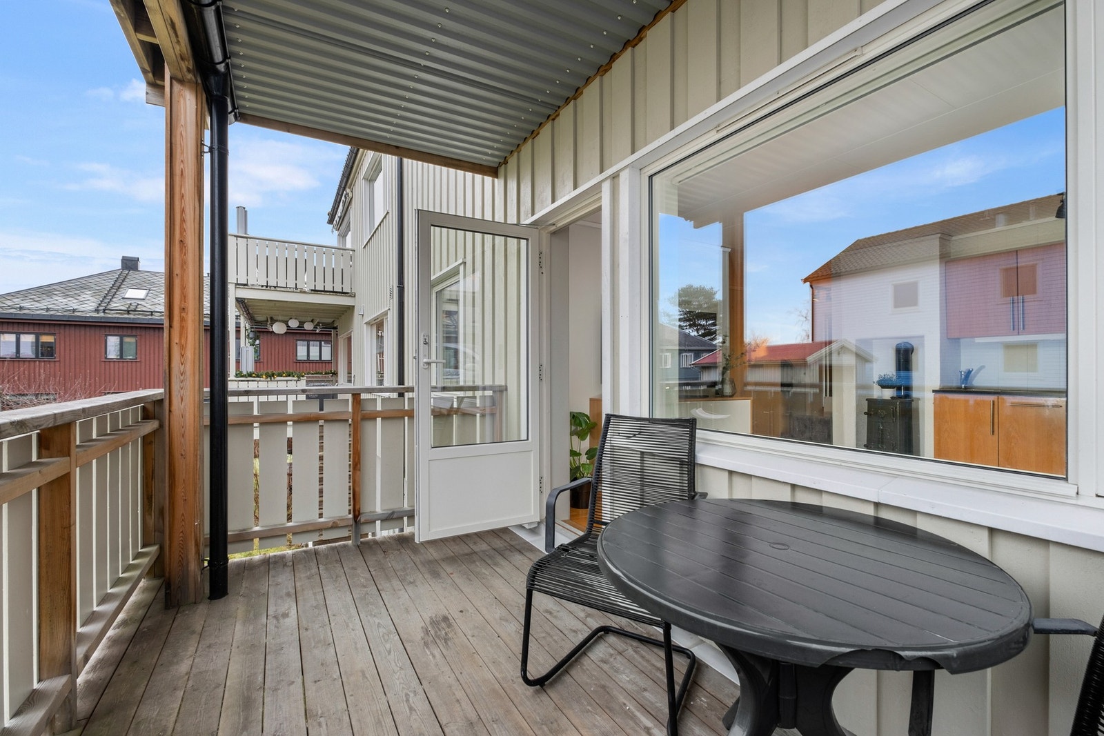 Balkongen er sør-vesvendt og nyter derfor gode solforhold gjennom store deler av dagen Galleribilde