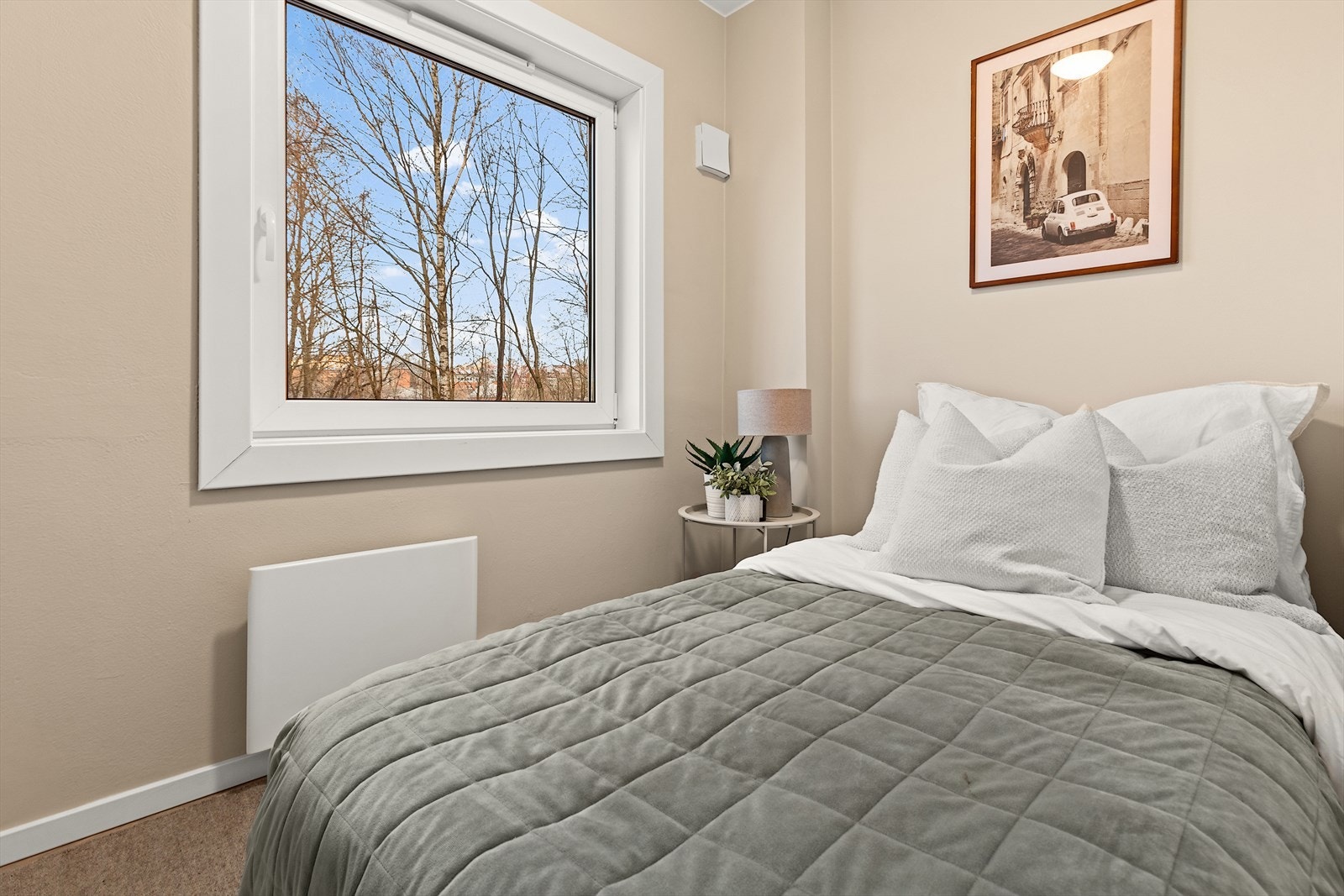 Soverommet har plass til en stor seng med tilhørende soveromsmøblement Galleribilde